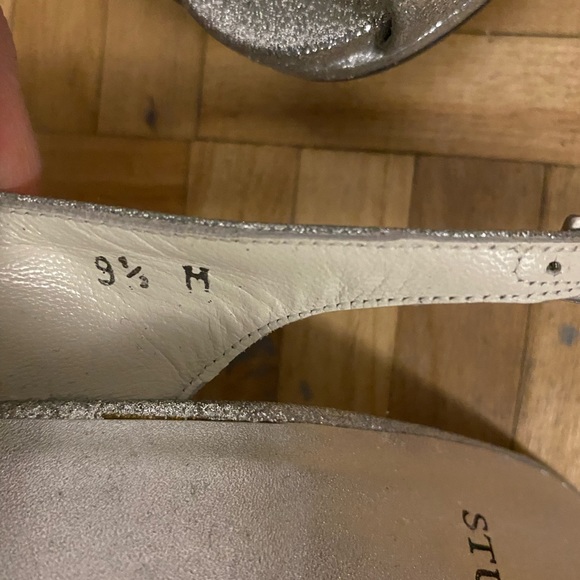 Beautiful Stuart Weitzman silver shoes - Picture 4 of 5